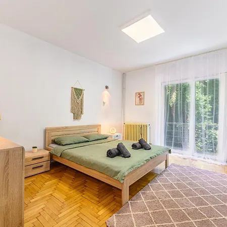 Appartement Serene Garden Apartment With Parking Braşov