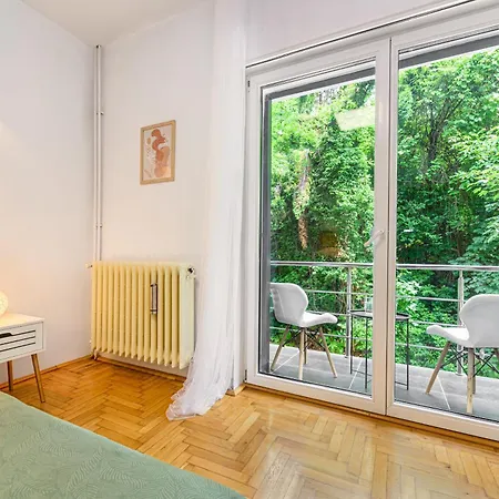 Apartment Serene Garden With Parking