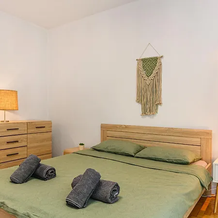 Cu Gradina La Casa Alemar