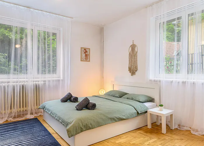 Apartment Serene Garden With Parking