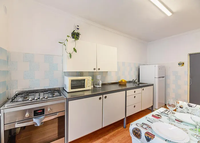 Serene Garden With Parking