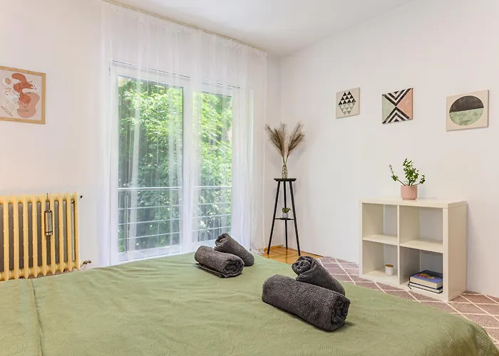 Serene Garden With Parking *