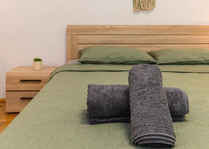 Apartment Serene Garden With Parking Brasov