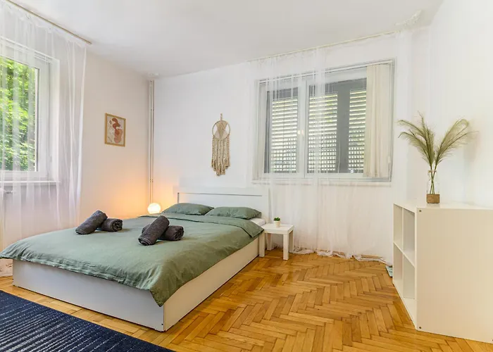 Serene Garden With Parking *