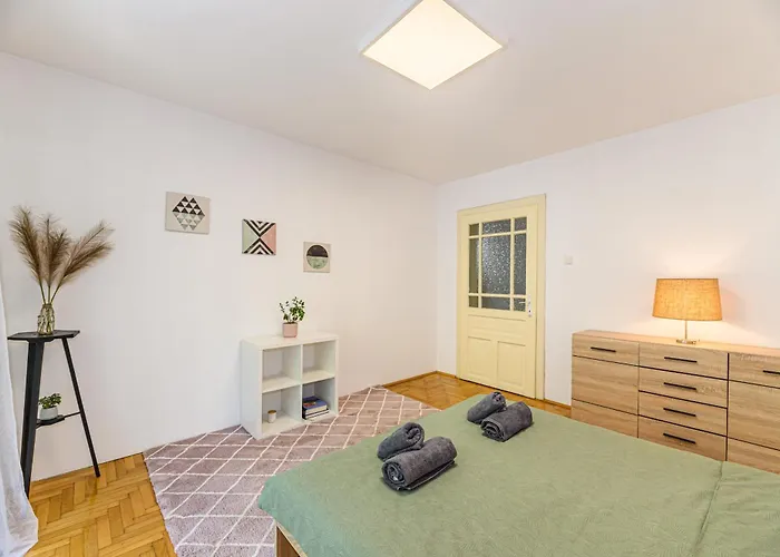 Serene Garden With Parking *