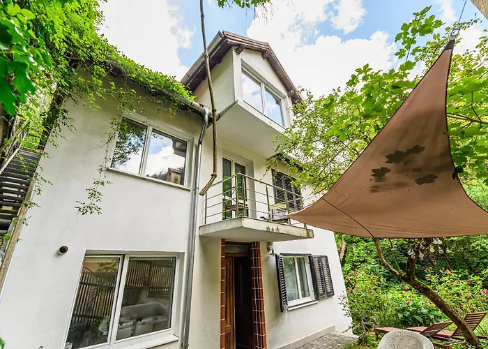 Serene Garden With Parking *