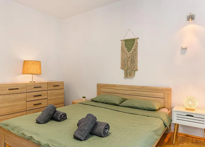 Serene Garden With Parking